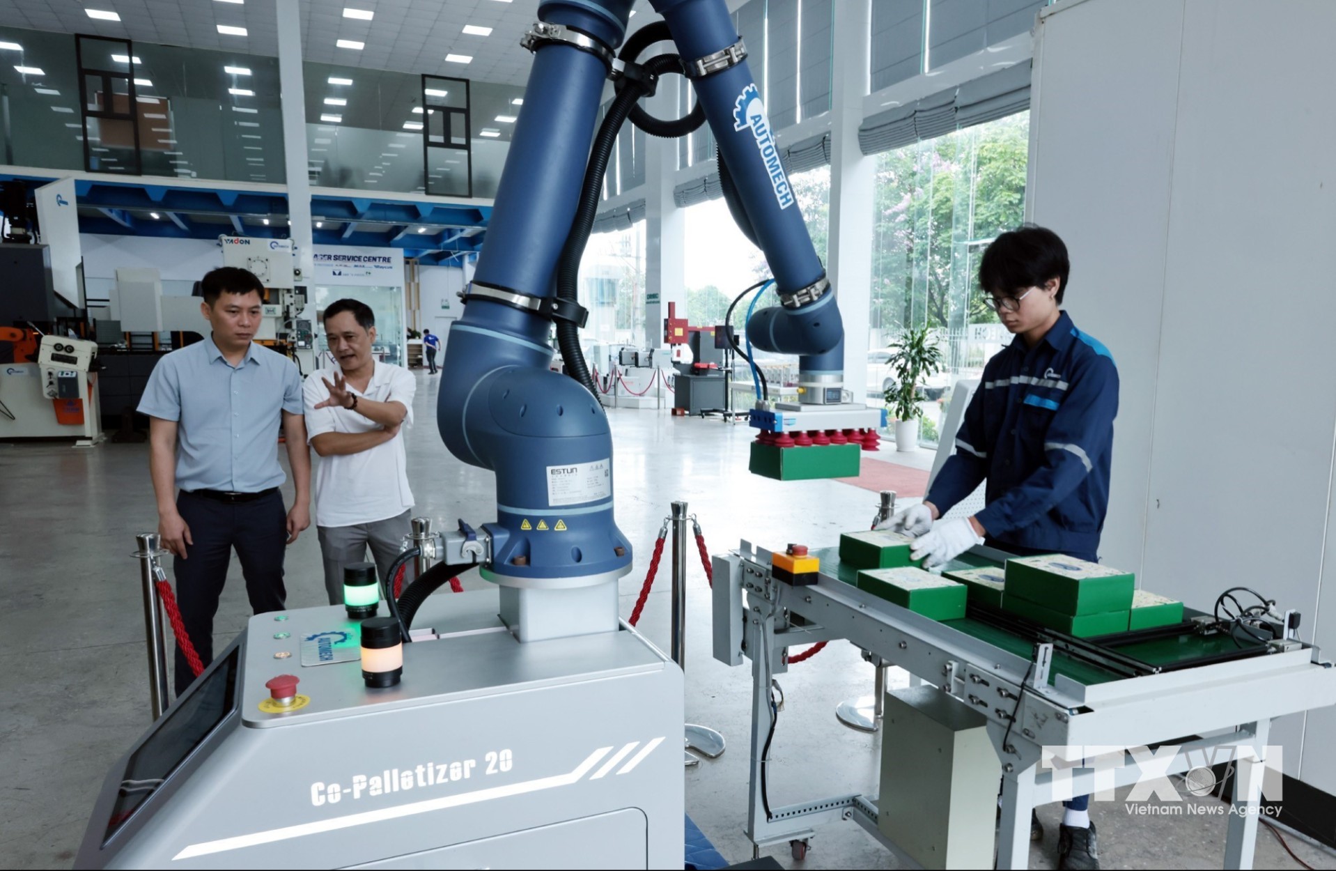 Công ty tiên phong cung cấp các giải pháp dây chuyền tích hợp hiện đại — từ robot dập, robot hàn, robot phun sơn tự động đến hệ thống kiểm tra chất lượng và quản lý kho phôi thông minh. (Ảnh: Trần Việt/TTXVN)